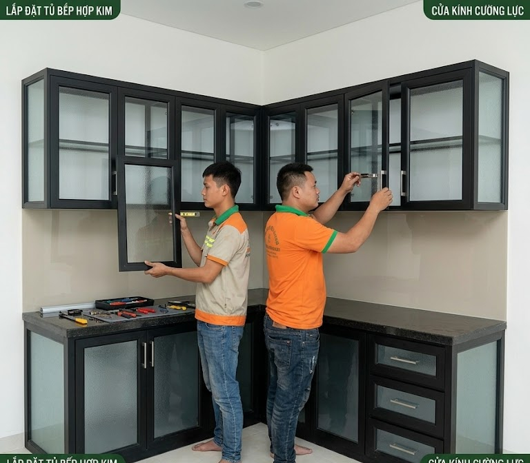 Thợ lắp đặt tủ nhôm kính tại nhà ở TPHCM