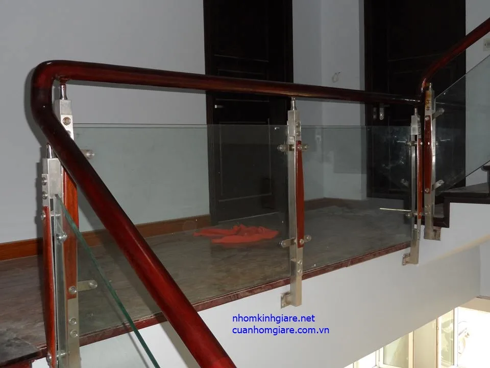 Thi công lan can cầu thang kính cường lực tphcm