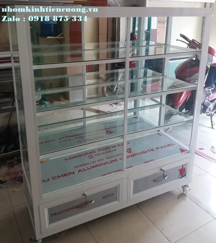Tủ trưng bày có các đợt kính và hai ngăn kéo phía dưới
