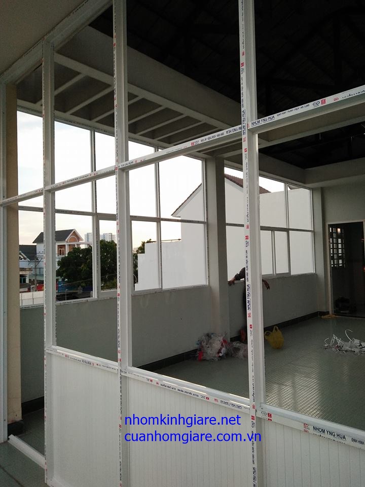 Vách ngăn nhôm kính giá rẻ 
