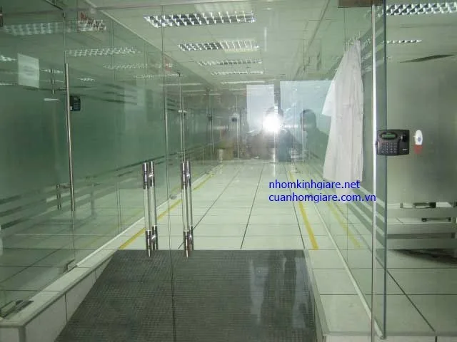 Cửa kính cường lực nhôm vân gỗ tphcm
