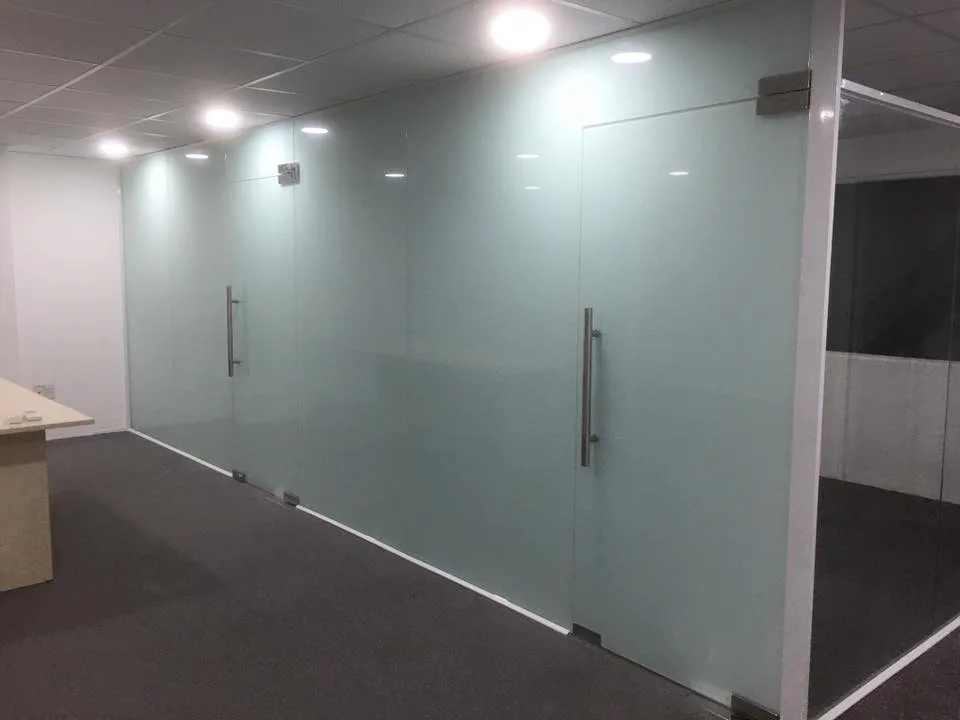 Mẫu Cửa Kính Cường Lực Đẹp Cùng Phụ Kiện Khóa Cao Cấp