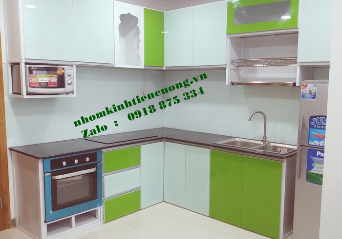 Tủ bếp nhôm kính giả acrylic mẫu mới thiết kế ấn tượng