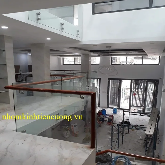 Lắp đặt lan can kính 2 Lắp Đặt Lan Can Kính