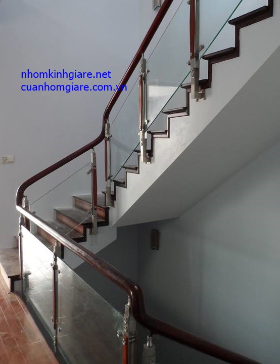 Thi công lan can cầu thang kính tay vịn gỗ tại tphcm