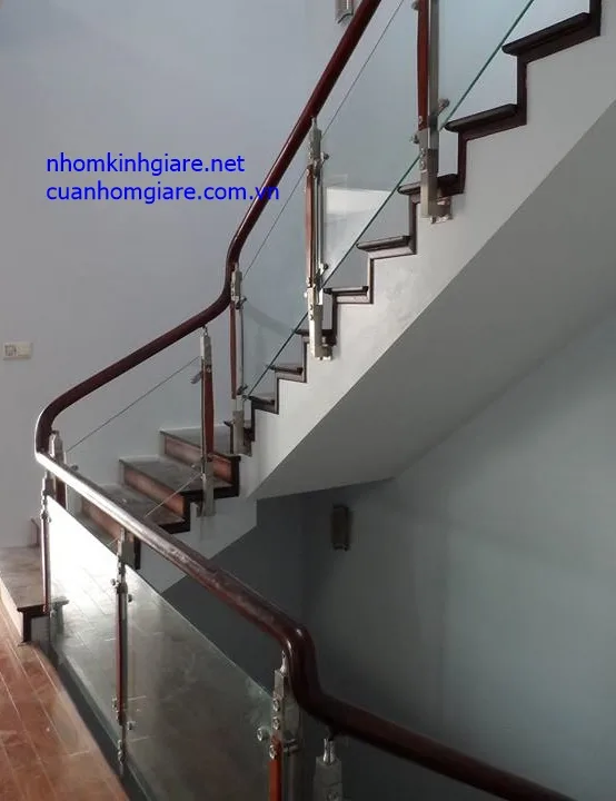 thi-cong-lan-can-cau-thang-kinh-tay-vin-go-tphcm Thi công lan can cầu thang kính tay vịn gỗ tại tphcm