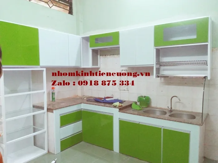 Mẫu tủ nhôm kính phòng bếp Mẫu Tủ Bếp Nhôm Kính Sơn Tĩnh Điện Màu Trắng Sứ Đẹp Giá Rẻ