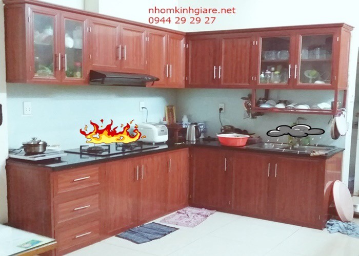 Báo giá tủ bếp nhôm kính vân gỗ mới nhất hiện nay