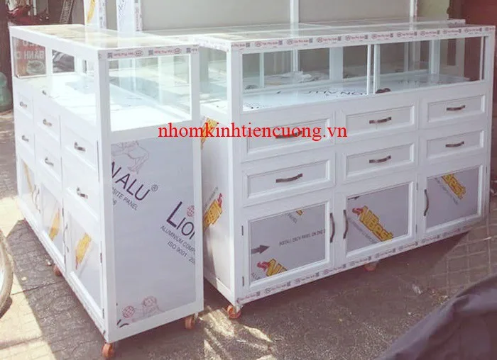 tủ kính bán hàng khung nhôm