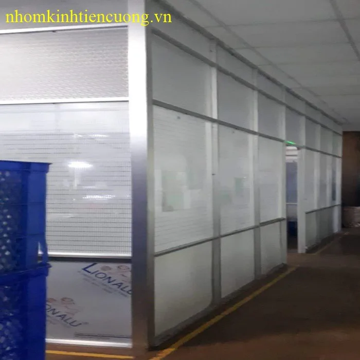 Vách ngăn nhôm kính giá rẻ 1