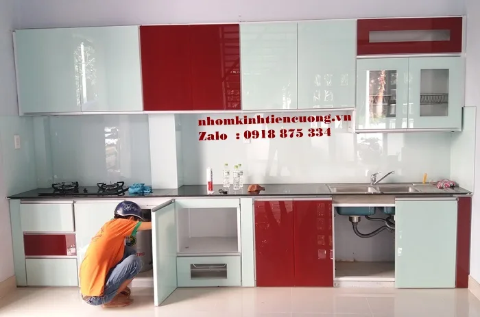 Kính màu ốp tường bếp