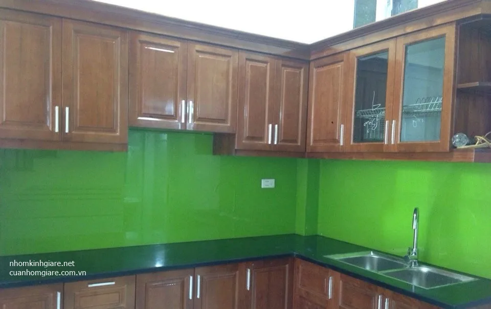 Kính màu ốp tường bếp