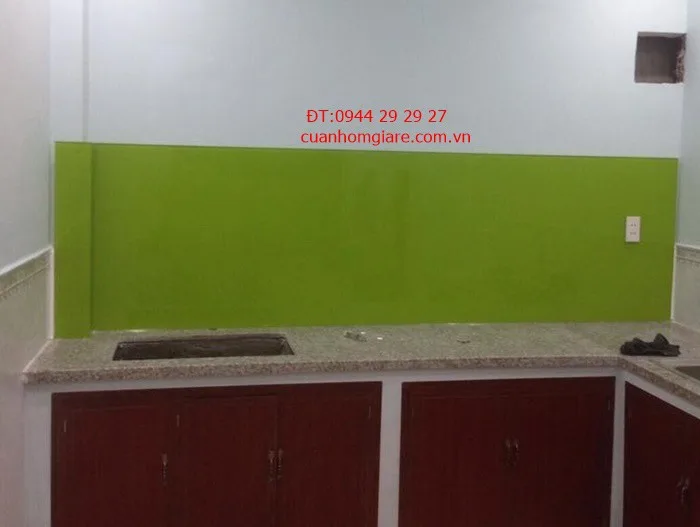 Kính màu ốp bếp