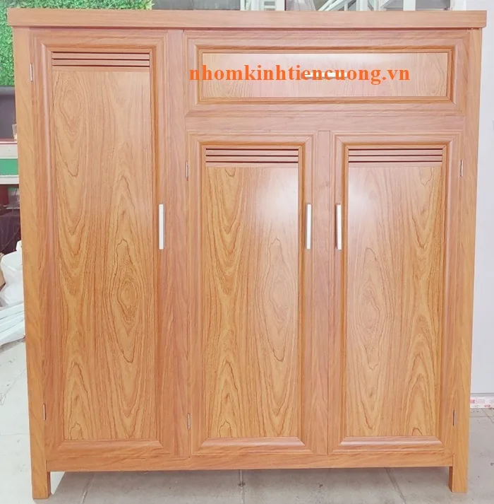 Tủ giày màu vân gỗ sáng với ba cánh và các khe ngang gần đầu cánh