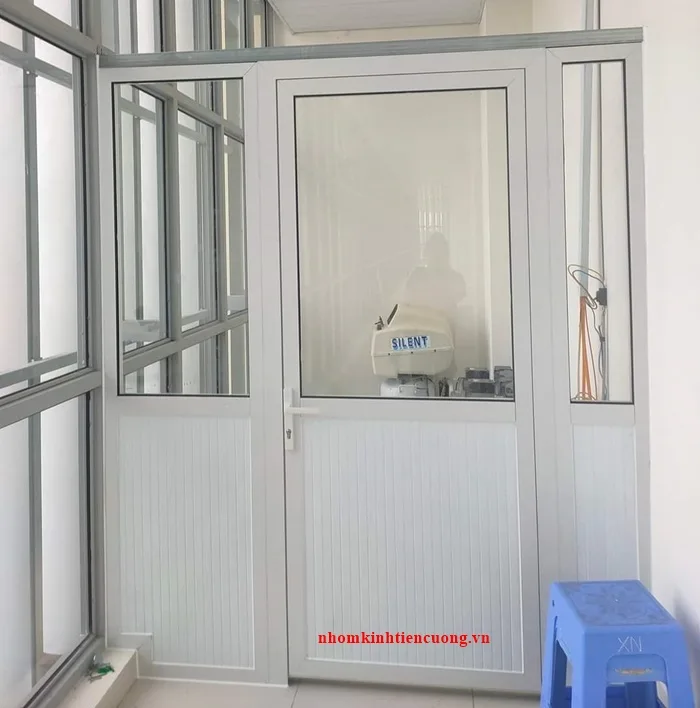 Vách khung màu sáng kết hợp kính phía trên, phần che kín thấp và cửa đi