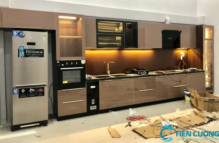 Không gian bếp sử dụng kính ốp sáng đẹp