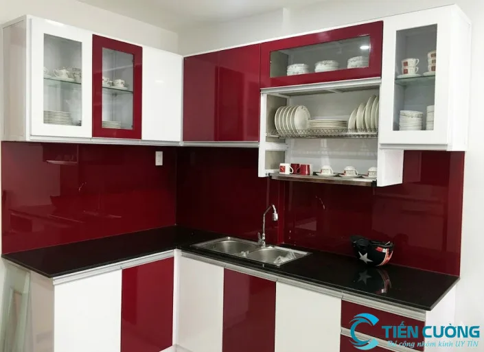 Kính ốp bếp giúp căn bếp trở nên sang trọng hơn.