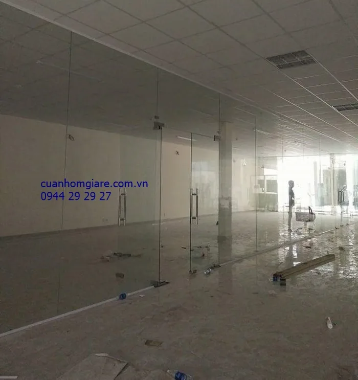 Cửa kính cường lực khung nhôm